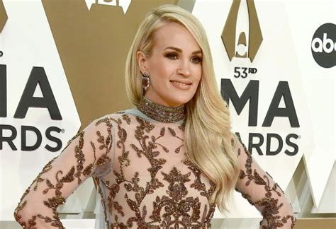 Carrie Underwood Goes Nearly Naked In Bikini While。